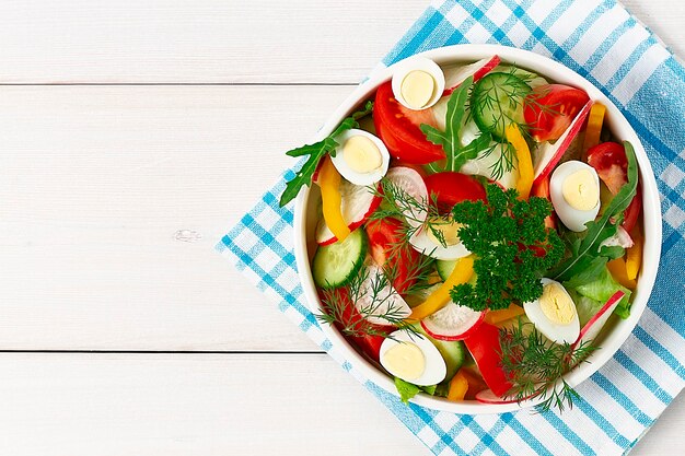 Miska z kolorowym daniem